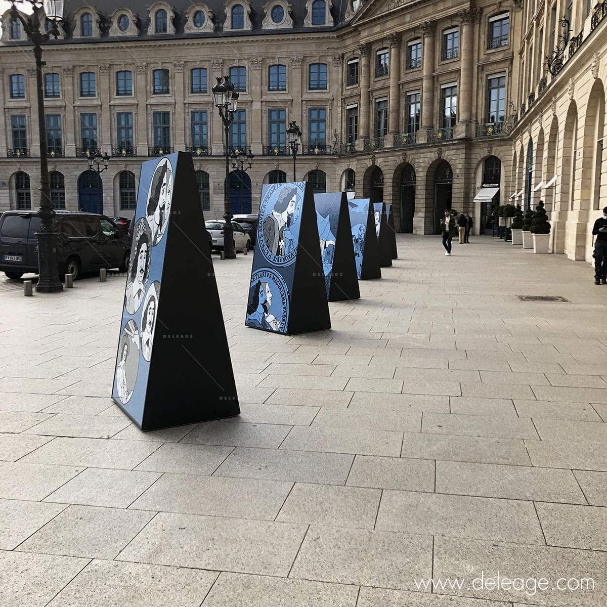 exposition de rue totem extérieure en metal 