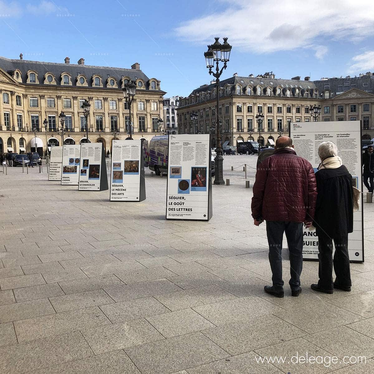 exposition de rue totem extérieure en metal et dibond