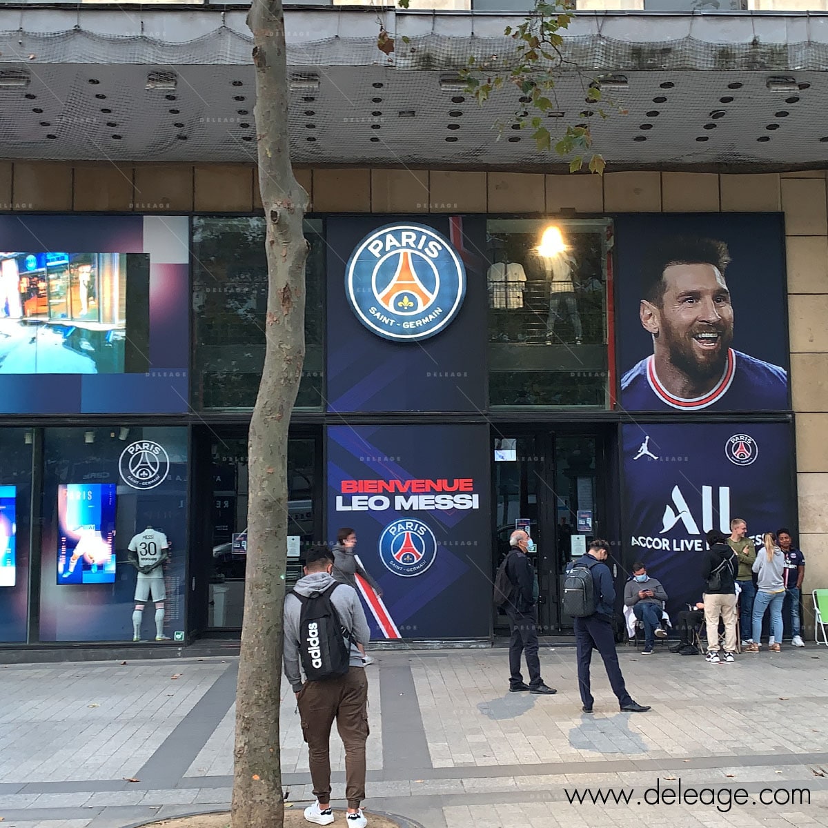 Décoration vitrine du PSG des Champs Elysées
