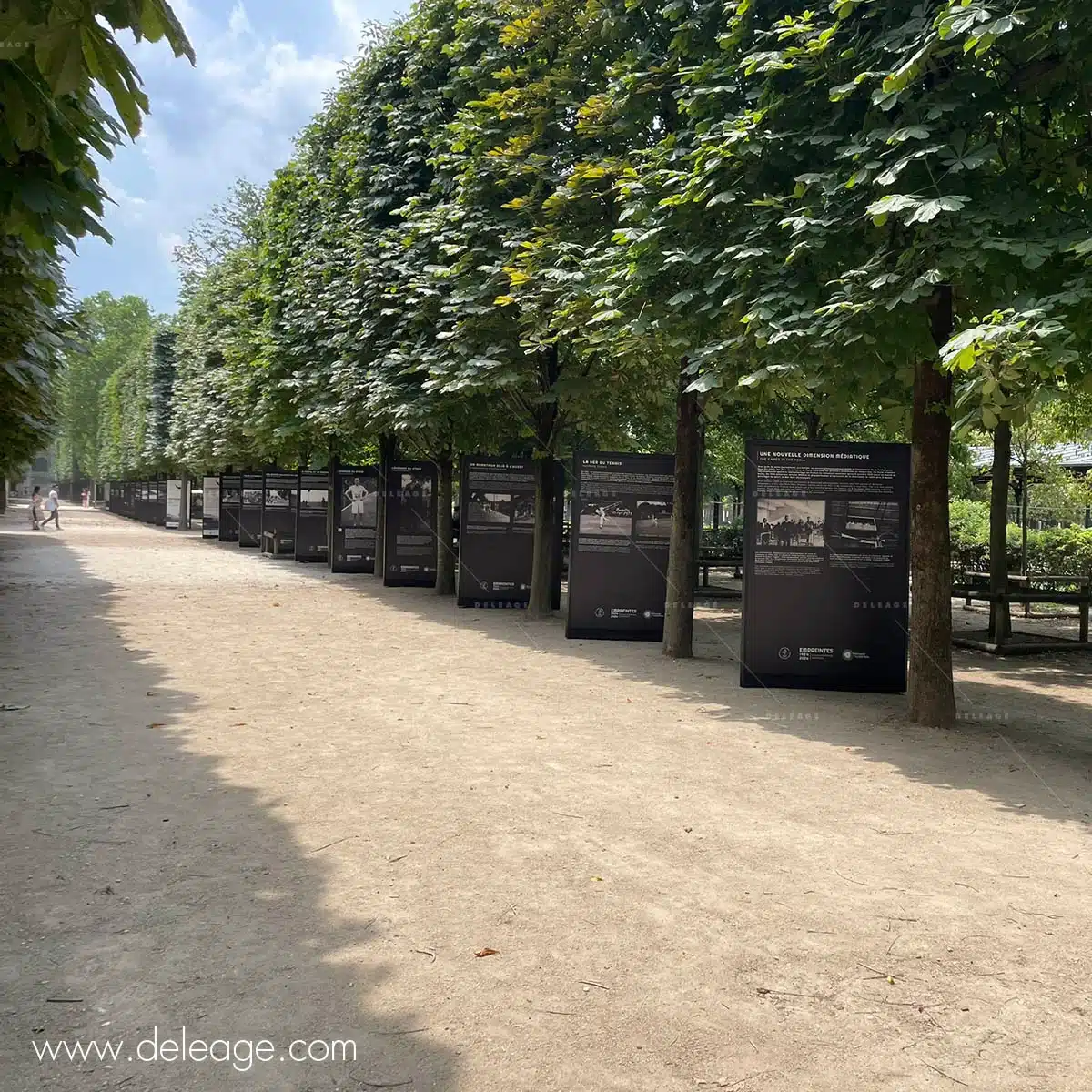 exposition-exterieure-jo-avec-totems-lestes