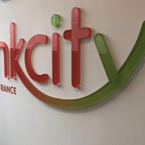Logo EN plexi découpe — La magie du relief pour un effet spectaculaire