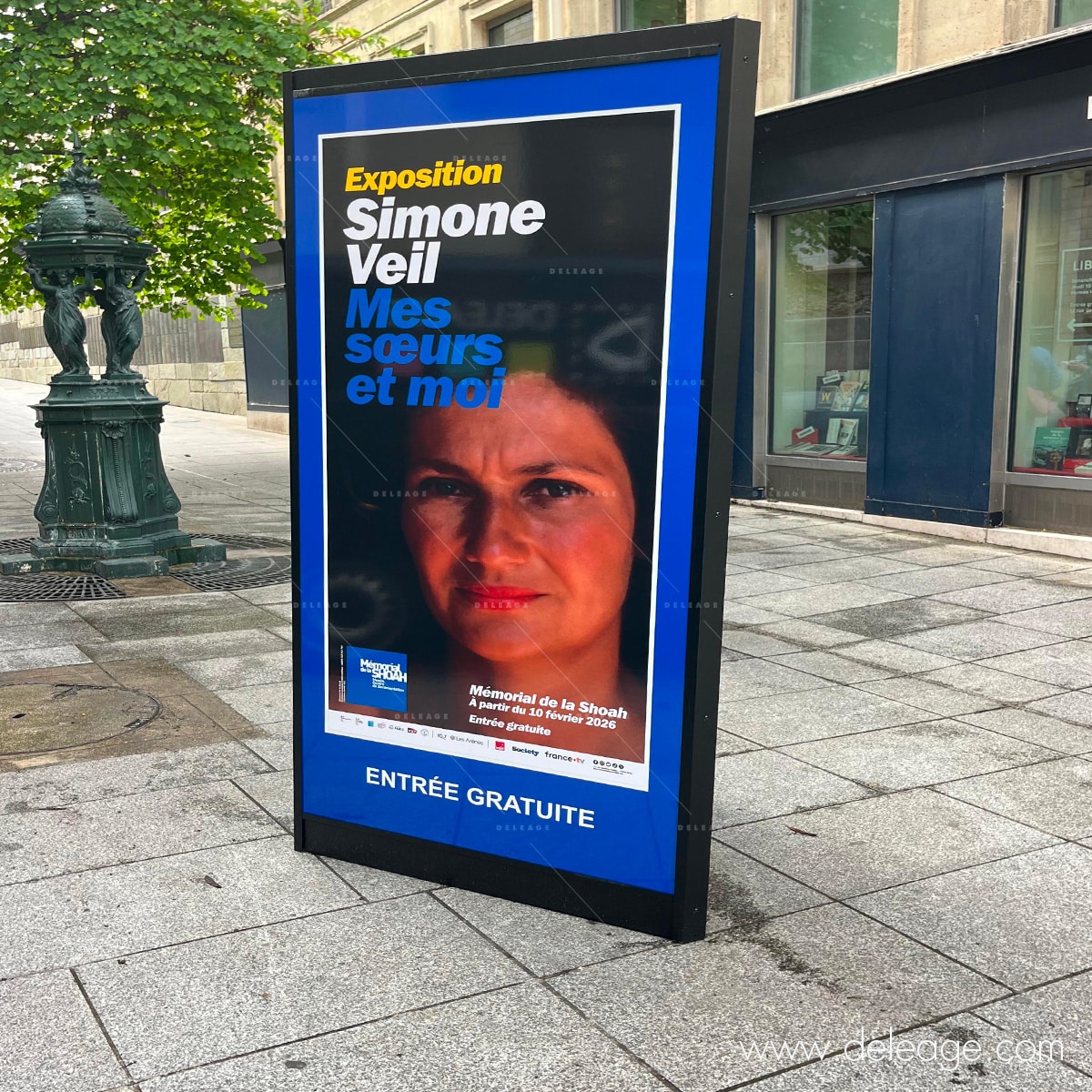 pyramide-memorial-shoah-images-rafle-billet-vert.jpg Pyramide d'exposition DELEAGE avec signalétique de l'exposition « Simone Veil. Mes sœurs et moi », Mémorial de la Shoah