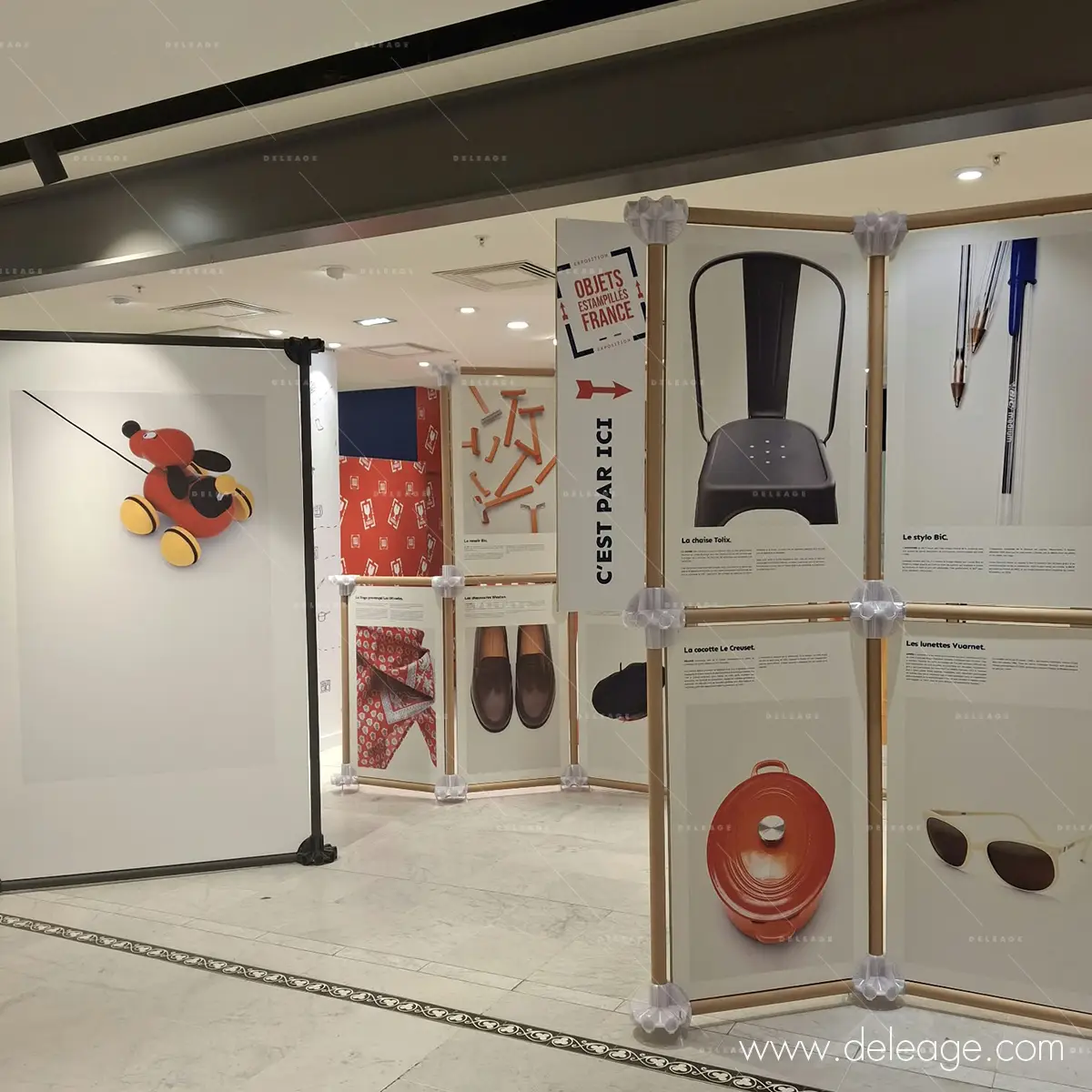 4-easystand-entree-cest-par-ici-tolix-le-creuset Angle d'une structure EasyStand avec le totem « Comment un objet devient-il une icône ? » au BHV Marais.