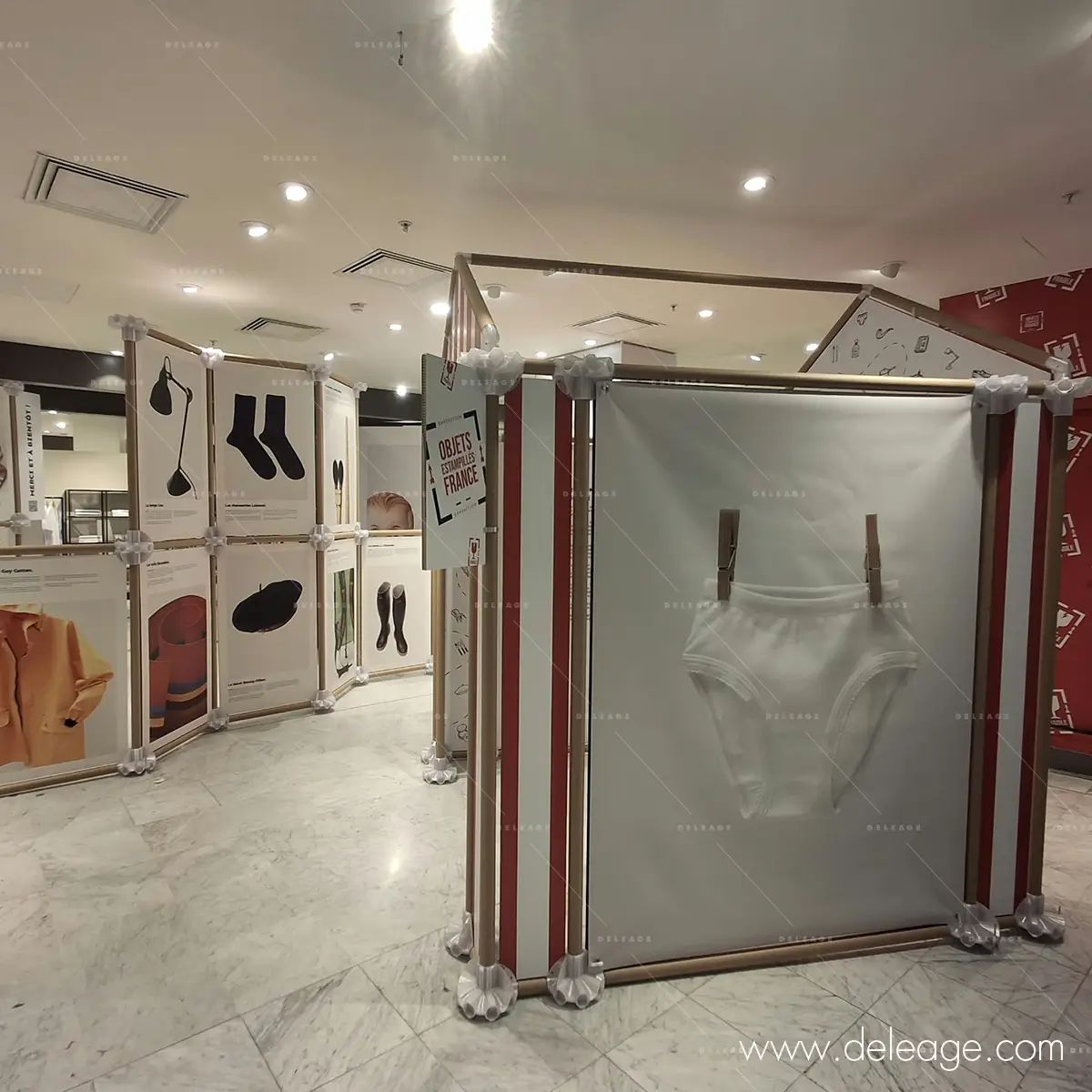 5-easystand-vue-ensemble-parcours-arche-maison-bhv-marais.webp Panneaux EasyStand en U présentant rasoir Bic, couteau Opinel, chaussures Weston au BHV Marais.