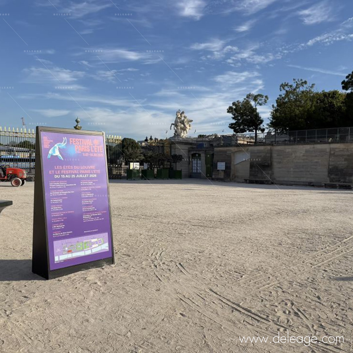pyramide-exposition-exterieure-ete-du-louvre-tuileries-public.jpg Pyramide d'exposition extérieure DELEAGE et public dans les jardins des Tuileries, L'Été du Louvre