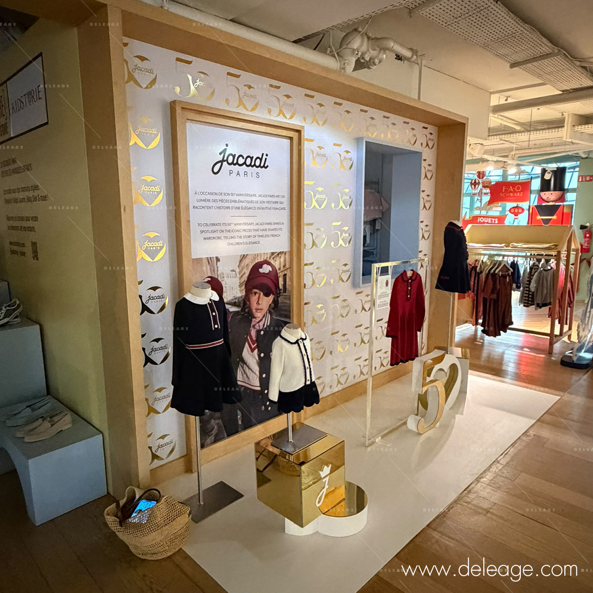 2-decor-vitrine-jacadi-objets-volume-polystyrene-dibond-or
