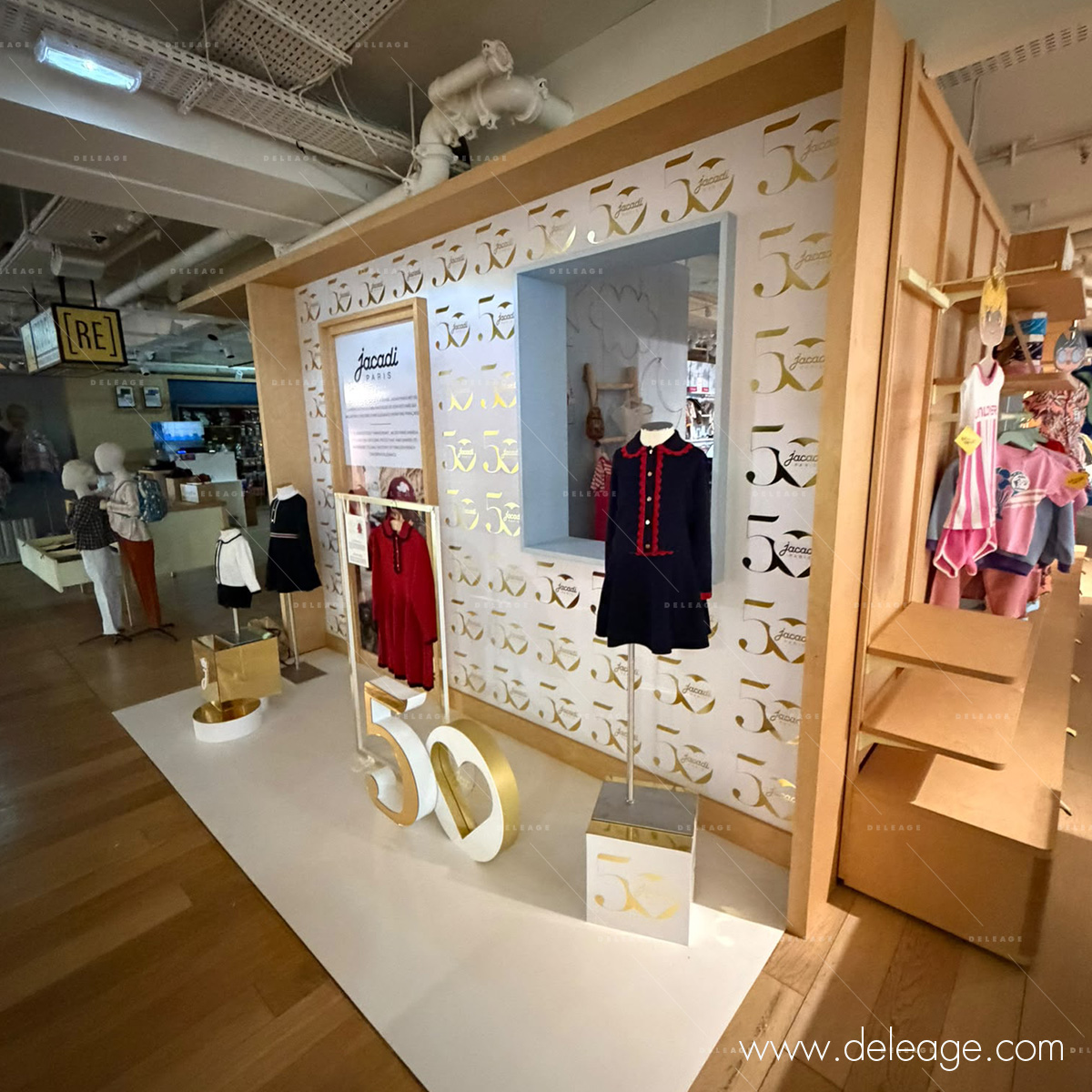 3-scenographie-vitrine-jacadi-50-ans-deleage